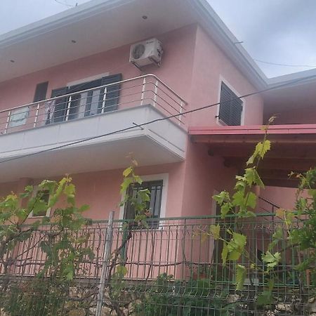 Amalias Room Himare Bagian luar foto